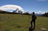 Caminhando na trilha da Loma del Pliegue Tumbado, no Parque Nacional Los Glaciares, em El Chaltén, na patagônia argentina